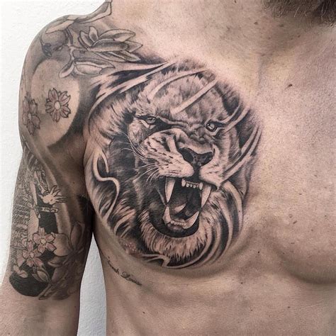 tatuajes en el pecho y brazo para hombres|Diseños de tatuajes para hombres en el pecho: ideas。